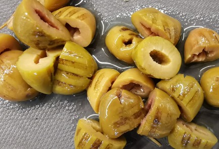 Фото шага рецепта Сырная яичница с мясными колбасками и оливками 152909 шаг 3  