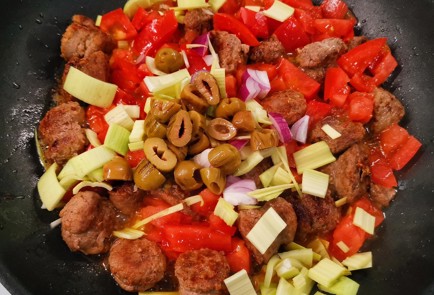 Фото шага рецепта Сырная яичница с мясными колбасками и оливками 152909 шаг 6  