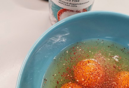 Фото шага рецепта Сырная яичница с мясными колбасками и оливками 152909 шаг 7  