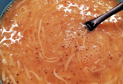 Фото шага рецепта Сырная яичница с мясными колбасками и оливками 152909 шаг 9  