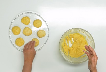 Фото шага рецепта Сырники без творога 151068 шаг 6  