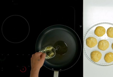 Фото шага рецепта Сырники без творога 151068 шаг 7  