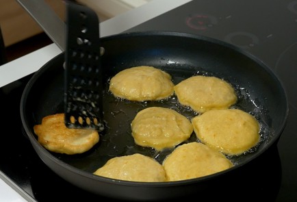 Фото шага рецепта Сырники без творога 151068 шаг 8  