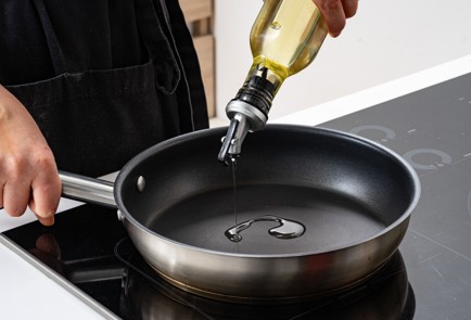 Фото шага рецепта Сырники из творога с манкой 188150 шаг 6  