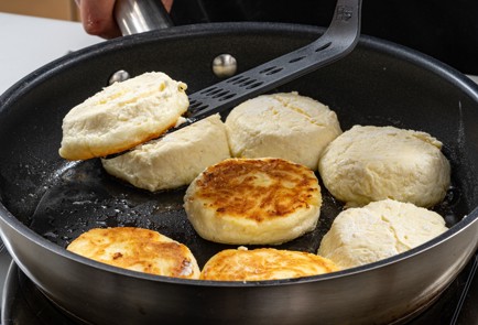 Фото шага рецепта Сырники из творога с манкой 188150 шаг 8  