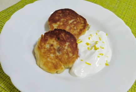 Фото шага рецепта Сырники из творожной массы с изюмом 189821 шаг 10  