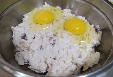 Фото шага рецепта Сырники из творожной массы с изюмом 189821 шаг 2  