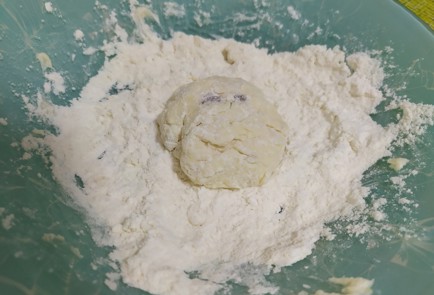 Фото шага рецепта Сырники из творожной массы с изюмом 189821 шаг 6  