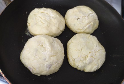 Фото шага рецепта Сырники из творожной массы с изюмом 189821 шаг 7  