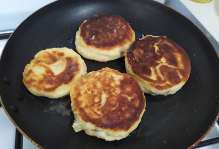 Фото шага рецепта Сырники из творожной массы с изюмом 189821 шаг 8  