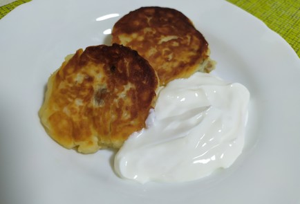 Фото шага рецепта Сырники из творожной массы с изюмом 189821 шаг 9  