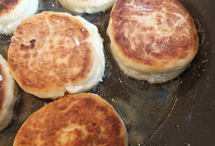 Фото шага рецепта Сырники как у бабушки 190931 шаг 12  