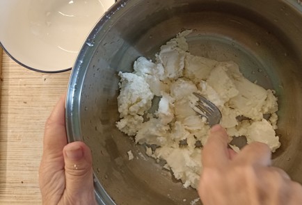 Фото шага рецепта Сырники как у бабушки 190931 шаг 2  