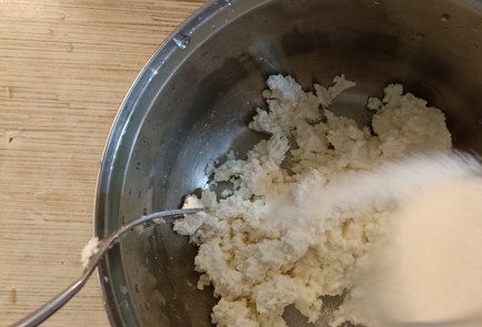 Фото шага рецепта Сырники как у бабушки 190931 шаг 3  