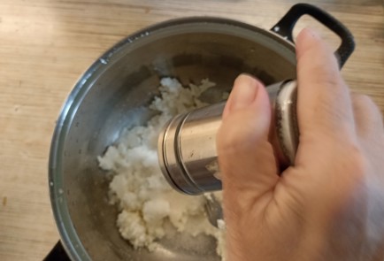 Фото шага рецепта Сырники как у бабушки 190931 шаг 4  