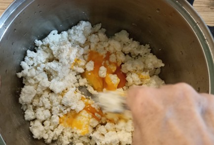 Фото шага рецепта Сырники как у бабушки 190931 шаг 5  