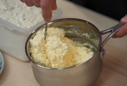 Фото шага рецепта Сырники Любимые 139806 шаг 1  