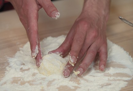 Фото шага рецепта Сырники Любимые 139806 шаг 2  