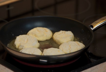 Фото шага рецепта Сырники Любимые 139806 шаг 4  