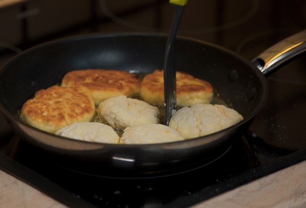 Фото шага рецепта Сырники Любимые 139806 шаг 5  