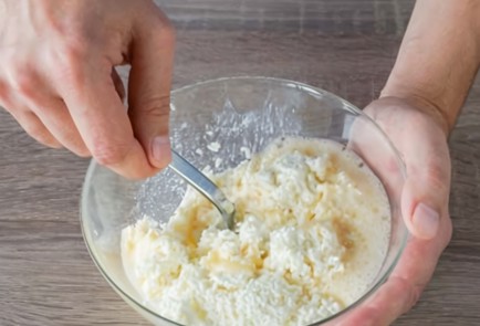 Фото шага рецепта Сырники на рисовой муке 151714 шаг 1  