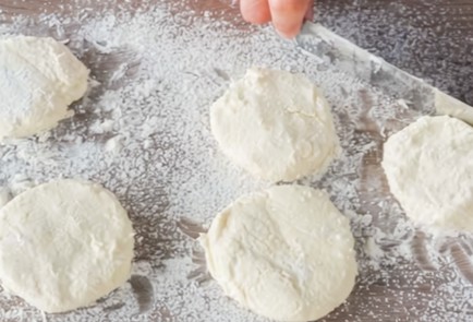 Фото шага рецепта Сырники на рисовой муке 151714 шаг 2  