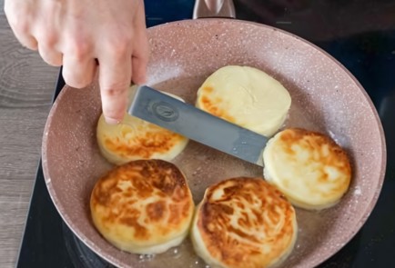 Фото шага рецепта Сырники на рисовой муке 151714 шаг 3  