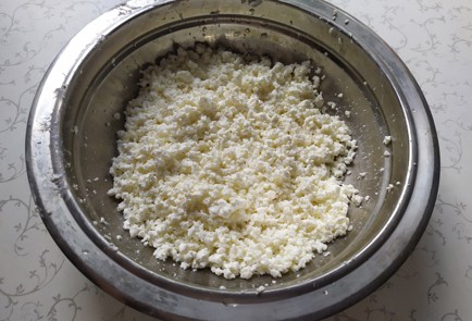 Фото шага рецепта Сырники с кокосовой стружкой 190088 шаг 1