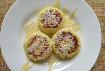 Фото шага рецепта Сырники с кокосовой стружкой 190088 шаг 10