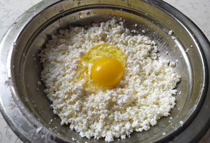 Фото шага рецепта Сырники с кокосовой стружкой 190088 шаг 2