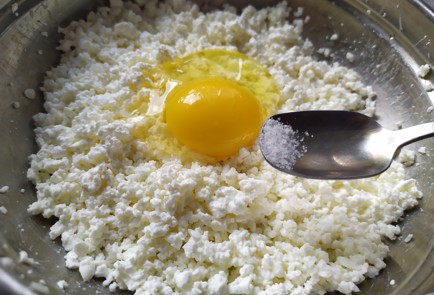 Фото шага рецепта Сырники с кокосовой стружкой 190088 шаг 3