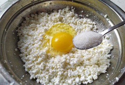 Фото шага рецепта Сырники с кокосовой стружкой 190088 шаг 4