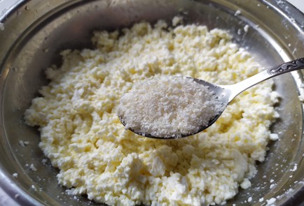 Фото шага рецепта Сырники с кокосовой стружкой 190088 шаг 5