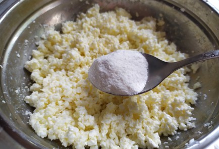 Фото шага рецепта Сырники с кокосовой стружкой 190088 шаг 6