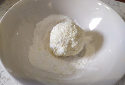 Фото шага рецепта Сырники с кокосовой стружкой 190088 шаг 7