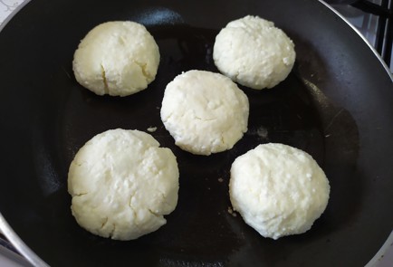 Фото шага рецепта Сырники с кокосовой стружкой 190088 шаг 8