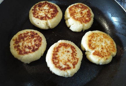 Фото шага рецепта Сырники с кокосовой стружкой 190088 шаг 9