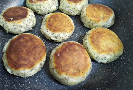 Фото шага рецепта Сырники с маком 190131 шаг 10  