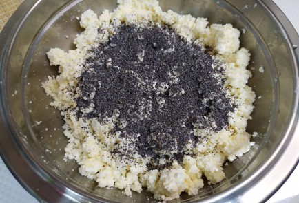 Фото шага рецепта Сырники с маком 190131 шаг 6  