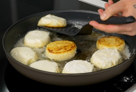 Фото шага рецепта Сырники с медом 151674 шаг 6  