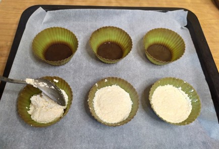 Фото шага рецепта Сырники с шоколадом запеченные в духовке 187829 шаг 7  