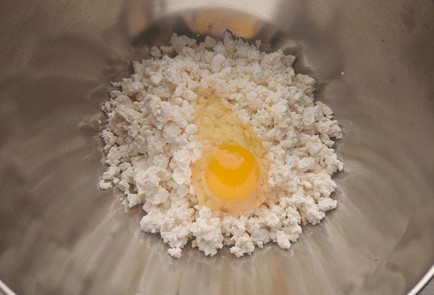 Фото шага рецепта Сырники с ванильным сиропом 186712 шаг 1  