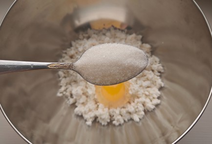 Фото шага рецепта Сырники с ванильным сиропом 186712 шаг 2  