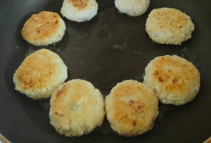 Фото шага рецепта Сырники с ванильным сиропом 186712 шаг 6  