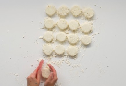 Фото шага рецепта Сырники с вареньем 151673 шаг 4  