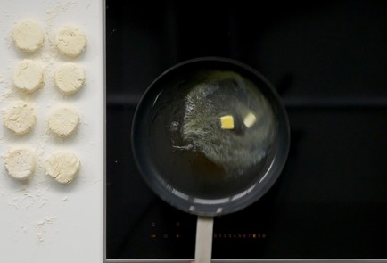 Фото шага рецепта Сырники с вареньем 151673 шаг 5  