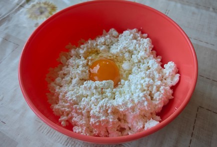 Фото шага рецепта Сырники с вишней 186483 шаг 1  