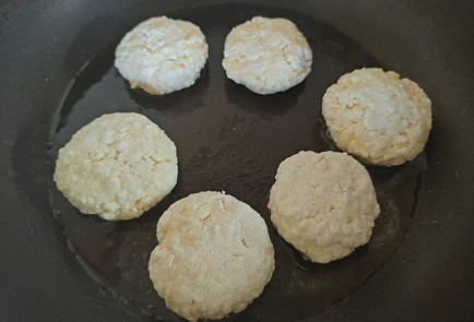 Фото шага рецепта Сырники с вишней 186483 шаг 11  