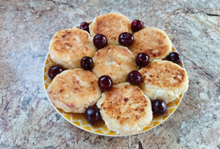 Фото шага рецепта Сырники с вишней 186483 шаг 12  