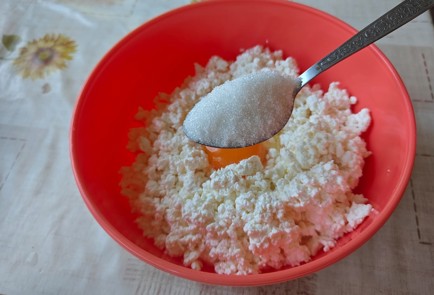 Фото шага рецепта Сырники с вишней 186483 шаг 2  